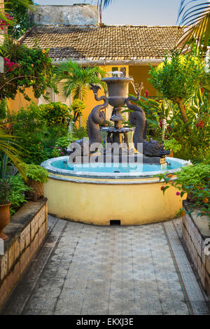 Kuba Trinidad typischen kubanischen nach Hause alte Brunnen Wasser Feature Delphin Figur Figuren Motiv in Garten Garten Fliesen Stockfoto