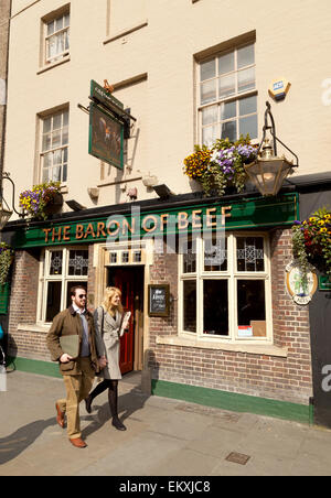 Ein paar zu Fuß außerhalb der Baron of Beef Pub, Bridge Street, Cambridge, Cambridgeshire England UK Stockfoto