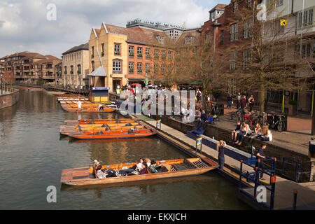 Punts und Menschen an Magdalena-Brücke auf dem Fluss Cam in Cambridge, UK Stockfoto