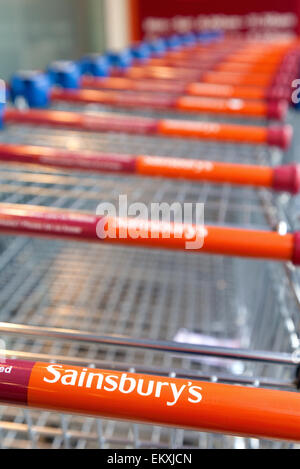 Sainsburys Supermarkt Trolleys Trollies, UK Stockfoto