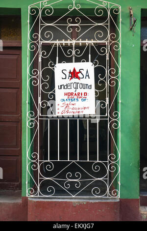Kuba Trinidad Zeichen Underground Salsa tanzen Unterrichtszeiten afrokubanischer Perkussion 9.00 bis 7.00 auf alten schmiedeeisernen Tor Tür Tür Stockfoto