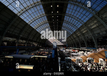 London, UK. 14. April 2015. Foto nehmen am 14. April 2015 zeigt einen allgemeinen Überblick über die London Book Fair in Olympia, London, Großbritannien. Die London Book Fair wird hier vom 14. April bis 16 stattfinden. Bildnachweis: Han Yan/Xinhua/Alamy Live-Nachrichten Stockfoto