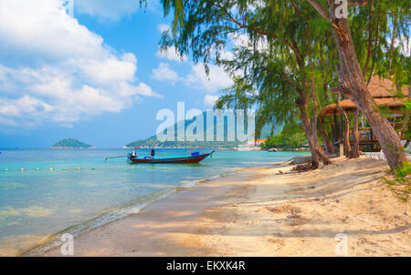 Longtail-Boot und schöner Strand. Koh Tao, Thailand Stockfoto