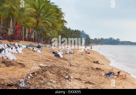 KOH SAMUI, THAILAND - APRIL 1: Hochwasser und Sturm Schutt am Meanam Beach 1. April 2011 in Koh Samui, Thailand Stockfoto