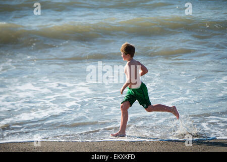 Aberystwyth, Wales, UK. 14. April 2015.   Am heißesten Tag des Jahres so weit mit Temperaturen über 20 º c in Teilen des Vereinigten Königreichs, Menschen genießen die warme Frühlingssonne auf die Promenade und den Strand von Aberystwyth auf West Wales Küste Photo Credit: Keith Morris / Alamy Live News Stockfoto