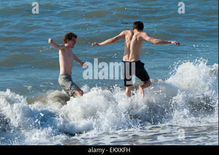 Aberystwyth, Wales, UK. 14. April 2015.   Am heißesten Tag des Jahres so weit mit Temperaturen über 20 º c in Teilen des Vereinigten Königreichs, Menschen genießen die warme Frühlingssonne im Meer bei Aberystwyth auf West Wales Küste Photo Credit: Keith Morris / Alamy Live News Stockfoto