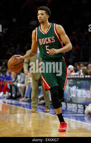 13. April 2015: Milwaukee Bucks Wache Michael Carter-Williams (5) in Aktion während der NBA-Spiel zwischen den Milwaukee Bucks und die Philadelphia 76ers im Wells Fargo Center in Philadelphia, Pennsylvania. Die Milwaukee Bucks gewann 107-97. Stockfoto