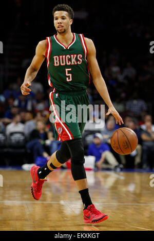 13. April 2015: Milwaukee Bucks Wache Michael Carter-Williams (5) in Aktion während der NBA-Spiel zwischen den Milwaukee Bucks und die Philadelphia 76ers im Wells Fargo Center in Philadelphia, Pennsylvania. Die Milwaukee Bucks gewann 107-97. Stockfoto