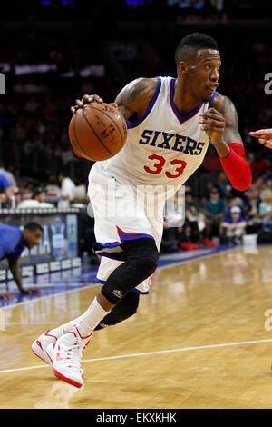 13. April 2015: Philadelphia 76ers weiterleiten Robert Covington (33) in Aktion während der NBA-Spiel zwischen den Milwaukee Bucks und die Philadelphia 76ers im Wells Fargo Center in Philadelphia, Pennsylvania. Die Milwaukee Bucks gewann 107-97. Stockfoto