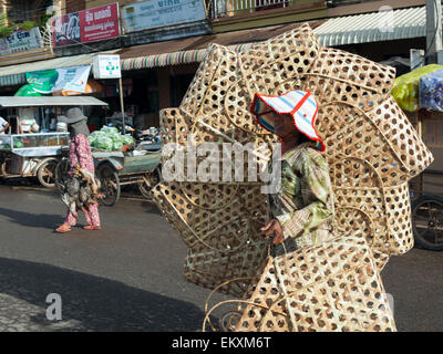 Frau verkaufen Körbe auf der Straße in Kampot Market, Kambodscha. Stockfoto