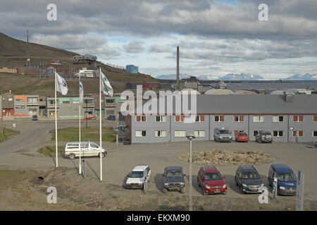 Hölzerne Gebäude mit Berge, Longyearbyen, adventdalen, Spitzbergen, Svalbard. Stockfoto