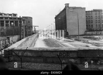 Die Berliner Mauer war ein Beton und Erde Barriere, die von der Sowjetunion und der Deutschen Demokratischen Republik (DDR, Ostdeutschland), die die Stadt von West Berlin, eingeschlossen trennt sie aus der DDR einschließlich Ost-Berlin errichtet. Die Wand enthalten Guard Türme pla Stockfoto