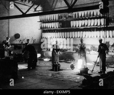 Stahlarbeiter an ein Kinoplakat in Sheffield, Dezember 1936. Stockfoto