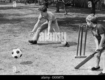 Vierzehn Jahre alten Stephen Pulley aus Chatteris, Cambridge, die völlig blind gewesen ist, seit er 14 Monate alt, war nimmt eine Wendung als Wicketwächter während einer Partie Cricket mit seinem jüngeren Bruder Anthony. Der Ball ist mit Kugellagern gefüllt, die wh Rassel Stockfoto