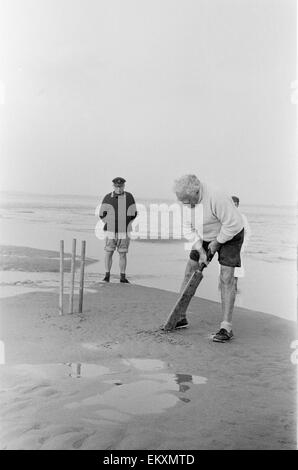 Brambles Sandbank Cricket-Match. "Aktion" Aufnahmen von der jährlichen Cricket match zwischen Royal Southern Yacht Club und dem Island Sailing Club auf einer Sandbank auf der Isle Of Wight. 18. September 1966 Stockfoto