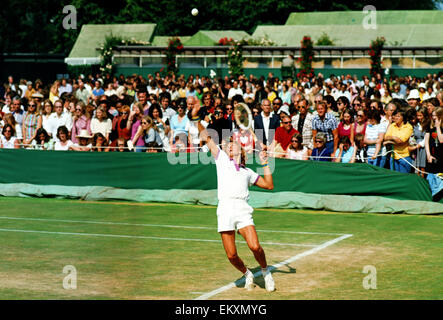 Bjorn Borg in Wimbledon 1973 dienen. Stockfoto