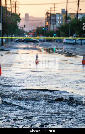 Hauptwasserleitung Pause am Santa Monica Blvd. und HIghland in Hollywood am 27. Oktober 2014. Stockfoto