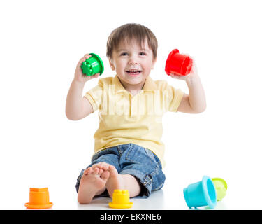 lächelndes Kind Junge spielt mit Farbe Spielzeug Stockfoto