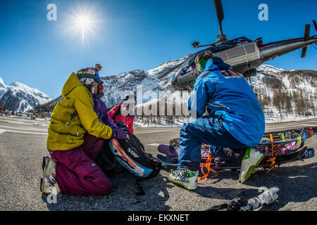 Eine Gruppe von Skifahrern sind mit dem Hubschrauber nach dem Skifahren abseits der Piste in Val d'Isère abgesetzt. Stockfoto