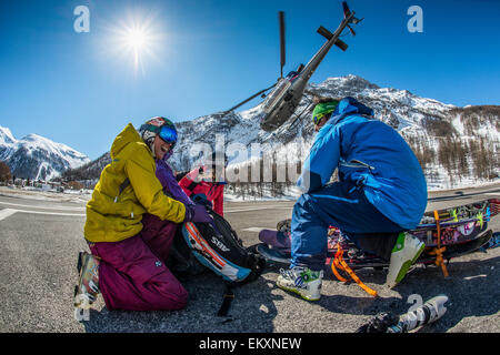 Eine Gruppe von Skifahrern sind mit dem Hubschrauber nach dem Skifahren abseits der Piste in Val d'Isère abgesetzt. Stockfoto