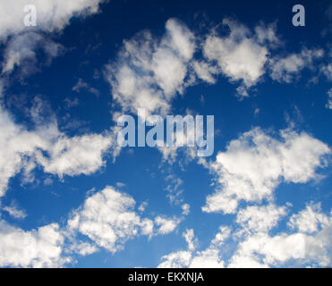 Blauer Himmel und viele kleine weiße Wolken, als Hintergrund verwendet werden Stockfoto