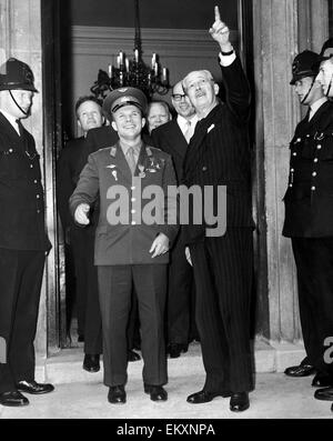 Yuri Gagarin der erste Mensch im Weltall gesehen hier mit Premierminister Harold MacMillan auf den Stufen des Admiralty House. MacMillan zeigt auf den Himmel, als er den jungen russischen Kosmonauten Abschied gebietet. 13. Juli 1961 Stockfoto