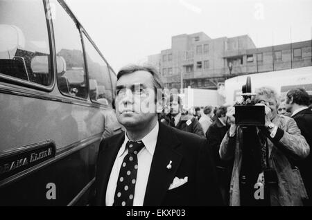 Manager der belgischen Brügge-Fußball-Nationalmannschaft, die Ernst Happel als der Mannschaftsbus im Bild kommt vor ihrem Spiel gegen den FC Liverpool in der Europacup-Finale in London. 8. Mai 1978. Stockfoto