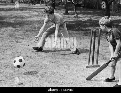 Vierzehn Jahre alten Stephen Pulley aus Chatteris, Cambridge, die völlig blind gewesen ist, seit er 14 Monate alt, war nimmt eine Wendung als Wicketwächter während einer Partie Cricket mit seinem jüngeren Bruder Anthony. Der Ball ist mit Kugellagern gefüllt, die wh Rassel Stockfoto