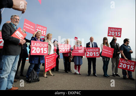 Hove Brighton UK 14. April 2015 - Arbeitspartei Aktivisten an Hove Küste heute Morgen, während sie darauf warten, für den Besuch von Frau Justine Miliband der Labour-Partei Führer Ed Miliband Stockfoto