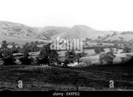 Dovedale liegen zwischen Bunster Hill (links) und Thorpe Cloud (rechts) in Derbyshire. 1970 Stockfoto