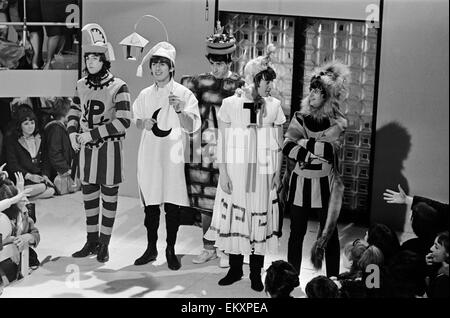 Die Beatles bei TV spektakuläre "Rund um die Beatles" auf die Rediffusion Wembley TV-Studios. 28. April 1964. Stockfoto