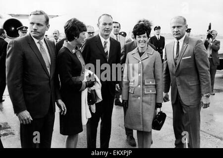 Amerikas drei Apollo 11 Astronauten hier kurz nach ihrer Ankunft am Flughafen Heathrow mit ihren Frauen zu sehen. Von links nach rechts Neil Armstrong, Michael Collins und Edwin Aldrin. 14. Oktober 1969 Stockfoto