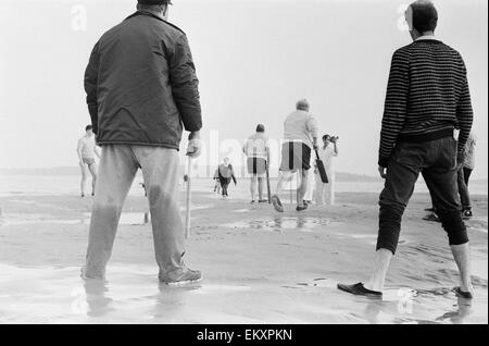 Brambles Sandbank Cricket-Match. "Aktion" Aufnahmen von der jährlichen Cricket match zwischen Royal Southern Yacht Club und dem Island Sailing Club auf einer Sandbank auf der Isle Of Wight. 18. September 1966 Stockfoto