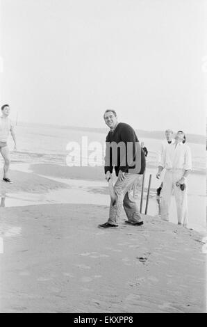 Brambles Sandbank Cricket-Match. "Aktion" Aufnahmen von der jährlichen Cricket match zwischen Royal Southern Yacht Club und dem Island Sailing Club auf einer Sandbank auf der Isle Of Wight. 18. September 1966 Stockfoto