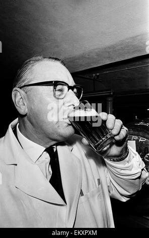 Allgemeine Ansichten von Tetley Bierbrauerei, Leeds, South Yorkshire. James Sabrooke Geschmack wird gesucht. 13. Dezember 1967 Stockfoto