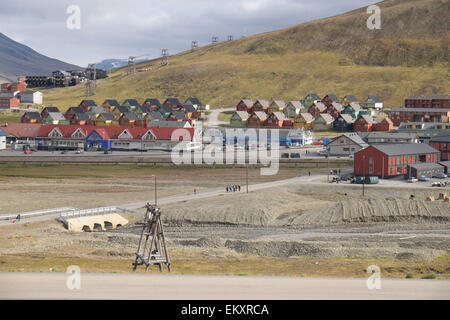 Hölzerne Gebäude mit dusused Schwebebahn über, Sommer, Longyearbyen, adventdalen, Spitzbergen, Svalbard. Stockfoto