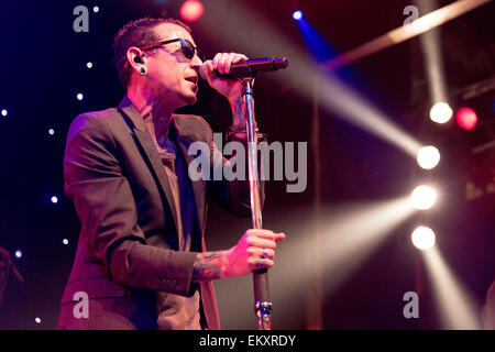 Hollywood, Kalifornien, USA. 13. April 2015. Sänger CHESTER BENNINGTON der Stone Temple Pilots führt auf der Bühne im House of Blues in Hollywood, Kalifornien © Daniel DeSlover/ZUMA Draht/Alamy Live News Stockfoto