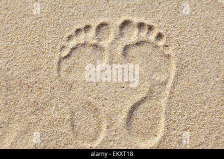 Zwei Fußspuren im Sand am Strand Stockfoto