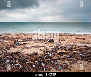 KOH SAMUI, THAILAND - 1.April: Maenam Beach nach Hochwasser am März 2011 zerstört Stockfoto