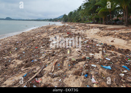 KOH SAMUI, THAILAND - APRIL 1: Hochwasser und Sturm Schutt am Meanam Beach 1. April 2011 in Koh Samui, Thailand Stockfoto