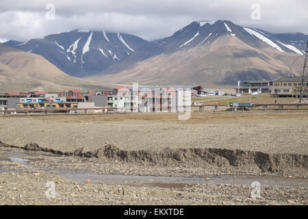 Hölzerne Gebäude mit Berge, Sommer, Longyearbyen, adventdalen, Spitzbergen, Svalbard. Stockfoto