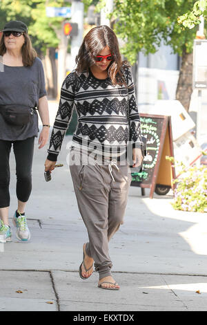 Eine hochschwangere Rachel Bilson Besorgungen mit Los Angeles: Rachel Bilson Where: Los Angeles, California, Vereinigte Staaten von Amerika bei: 10. Oktober 2014 Stockfoto