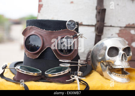 Vintage Steam Punk Hut Schutzbrille und einen silbernen Schädel auf einem Oldtimer Markt Stockfoto