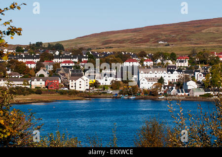 Blick auf die traditionelle Fischerei Dorf von Portree im Herbst auf der Isle Of Skye. Stockfoto