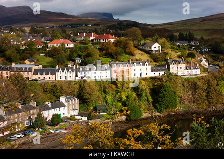 Blick auf den Fischereihafen und historische Gebäude von Portree auf der Isle Of Skye. Stockfoto