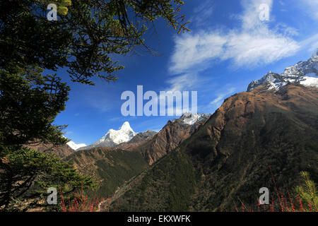 Gekappte Ama Dablam Schneeberg, auf Everest base Camp trek, UNESCO-Weltkulturerbe, Sagarmatha Nationalpark, Solu-Khumb Stockfoto