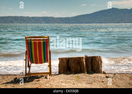 Stuhl am Ufer des Sees Apoyo in der Nähe von Granada, Nicaragua Stockfoto