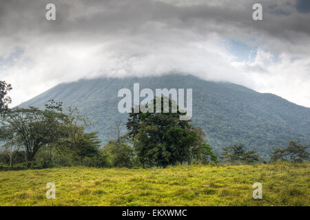 Vulkan Arenal in Costa Rica die Hälfte mit Wolken bedeckt Stockfoto