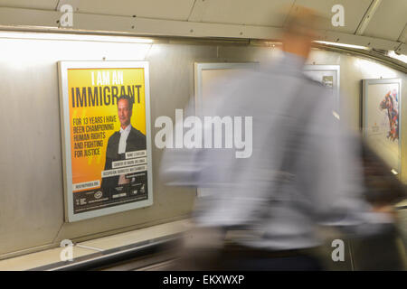 Euston Station, London, UK. 14. April 2015. Eine Plakat-Kampagne, Einwanderung, feiern namens "Ich bin ein Einwanderer", mit Poster über London Stationen. Die Bilder zeigen 15 Einwanderer aus verschiedenen Berufen von einem Rechtsanwalt zu psychiatrischen Krankenschwester und ein Feuerwehrmann. Die Kampagne entstand durch die Bewegung gegen Fremdenfeindlichkeit. Bildnachweis: Matthew Chattle/Alamy Live-Nachrichten Stockfoto