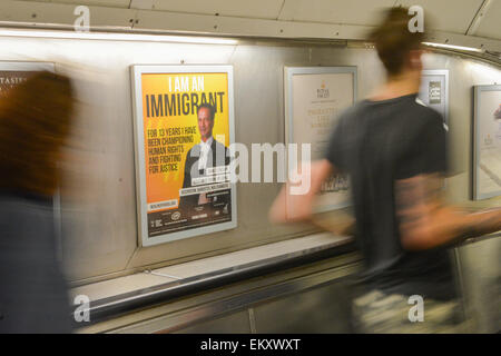 Euston Station, London, UK. 14. April 2015. Eine Plakat-Kampagne, Einwanderung, feiern namens "Ich bin ein Einwanderer", mit Poster über London Stationen. Die Bilder zeigen 15 Einwanderer aus verschiedenen Berufen von einem Rechtsanwalt zu psychiatrischen Krankenschwester und ein Feuerwehrmann. Die Kampagne entstand durch die Bewegung gegen Fremdenfeindlichkeit. Bildnachweis: Matthew Chattle/Alamy Live-Nachrichten Stockfoto